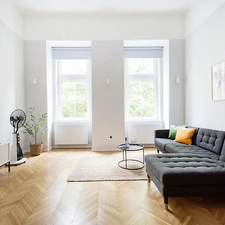 Serene And Spacious In The Centre Lägenhet